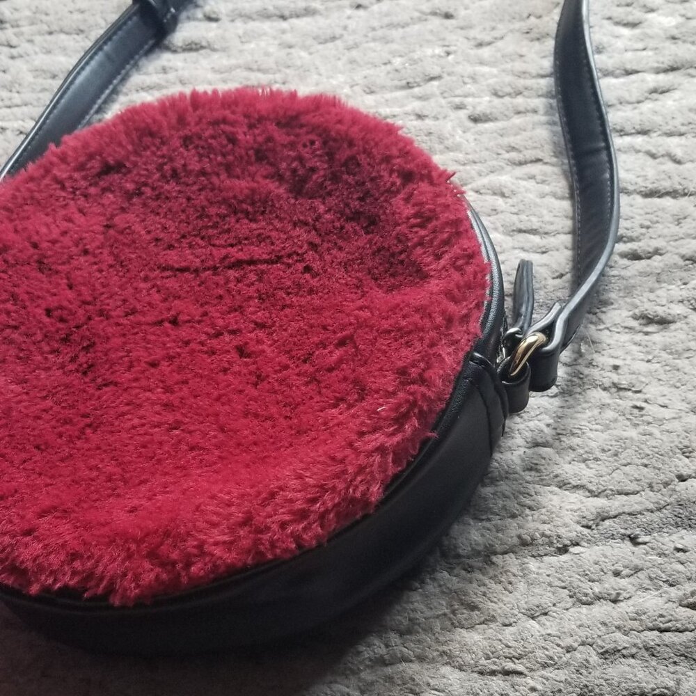 💋3/$20 Round fluffy/faux leather purse